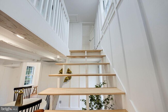 Building Photo - 102 N Rogers St