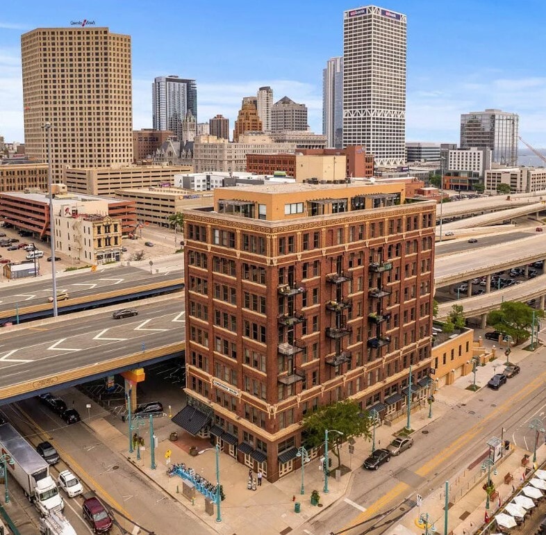 Building Photo - 400 N Broadway