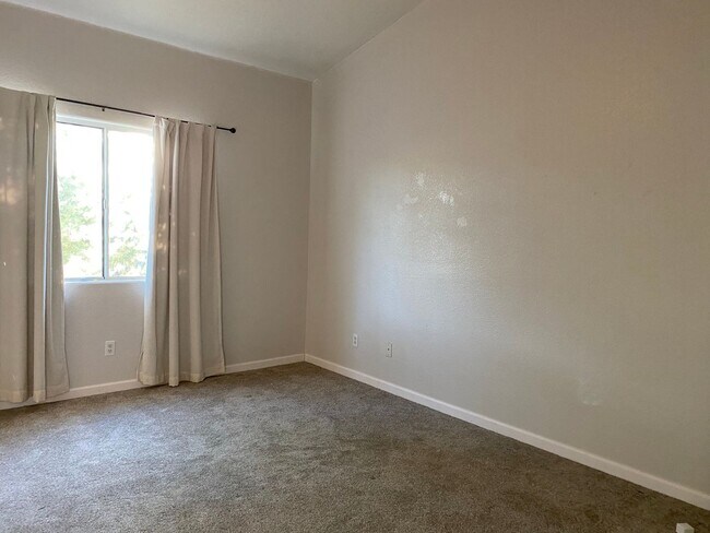 Building Photo - Large 4 bedroom 2 bath home FOR RENT!