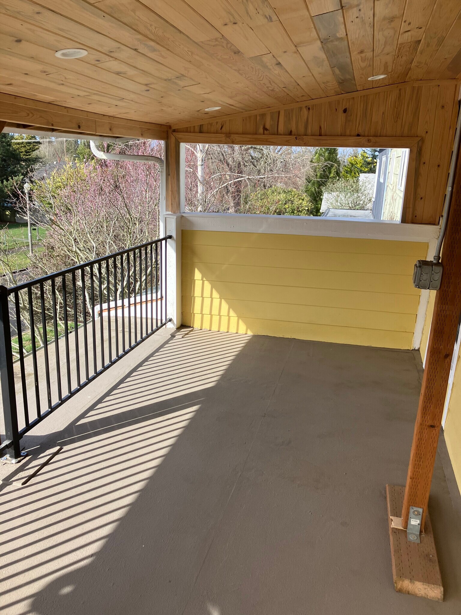 Roof Balcony - 1409 N Fife St