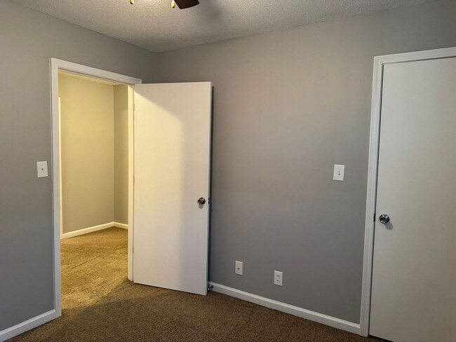 Building Photo - Centrally Located in St. B! 3 Bedrooms and 2.5 Baths! Fenced Backyard!