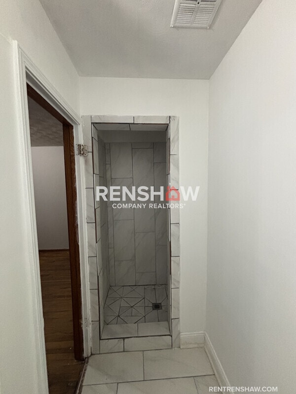 Building Photo - 4593 Wooddale Ave