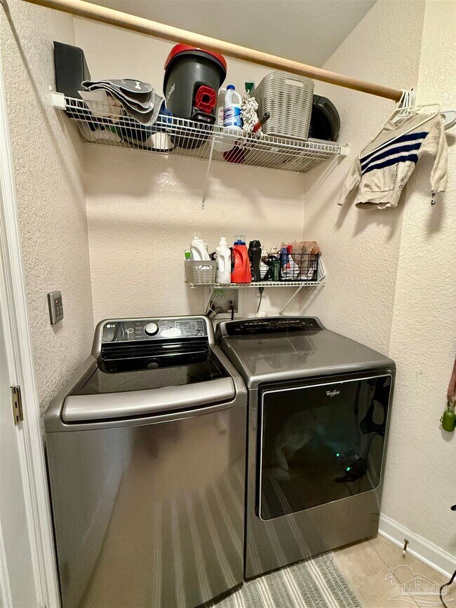 Building Photo - 1313 E Strong St