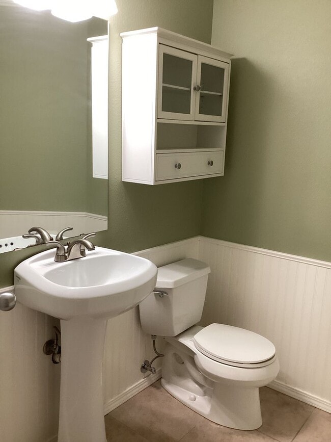 Building Photo - Comfort, Convenience & Charm in the Heart ...