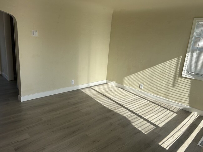 Building Photo - Beautifully Well-Kept 2 Bedroom, 1 Bath Home