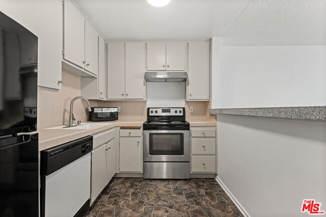 Building Photo - 8148 Redlands St