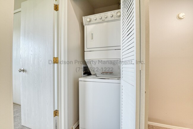 Building Photo - Charming Condo with Modern Upgrades in Roc...