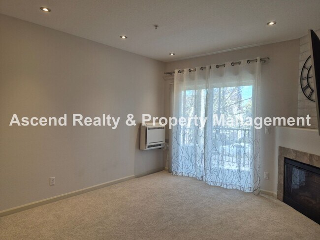 Building Photo - 2Bed/2Bath Tanasbourne Condo Quiet Location MiniSplit AC Assigned Parking Space Water & Garbage I...