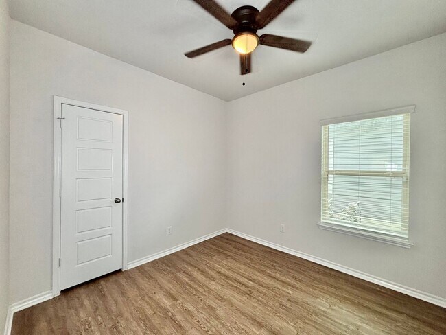 Building Photo - Gorgeous 4 bedroom home!