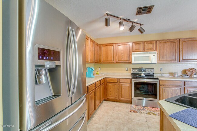 Building Photo - Amazing 4 bedrooms, 3 bathrooms house in P...