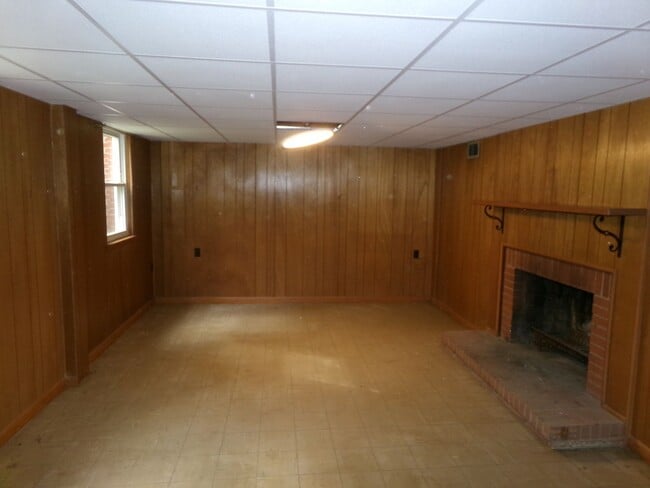 Building Photo - Country Living in Town