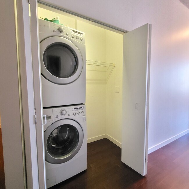 Building Photo - 235 W Van Buren St