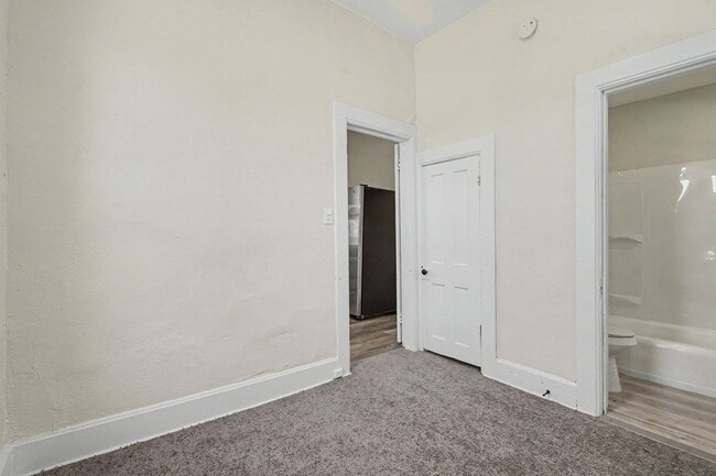 Building Photo - Charming 2 Bed / 1 Bath Duplex with Private Yard & Off-Street Parking