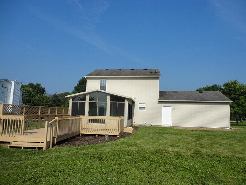 Building Photo - 912 N Garver Rd