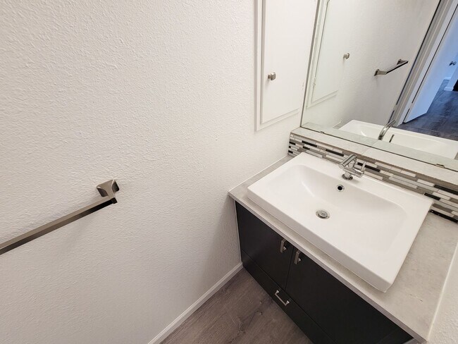 Building Photo - Completely renovated in the heart of Montrose. Spacious 1 bedroom 1 bath condo, upstairs corner u...