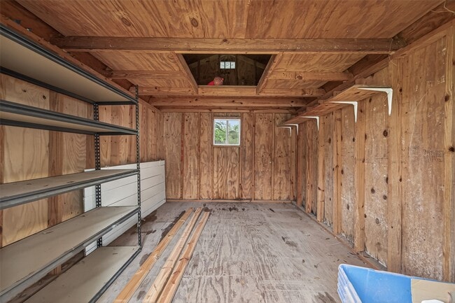 Building Photo - 226 W 4th St