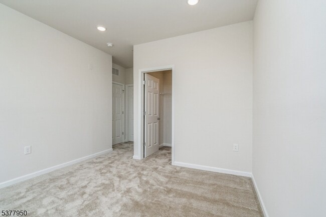 Building Photo - 27 S Davenport St