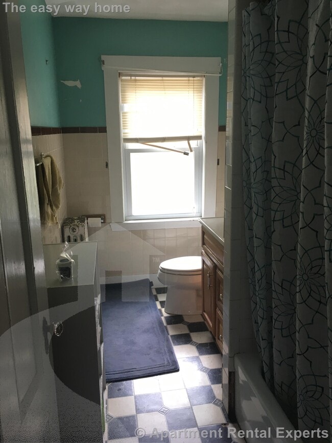 Building Photo - 28 A Cherry St