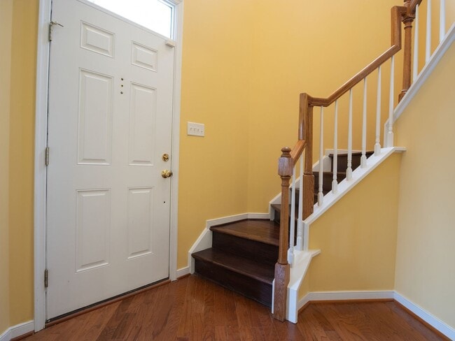 Building Photo - 4 bed townhouse available now!