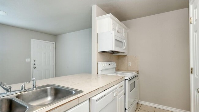 Building Photo - 107 Castleberry Ct