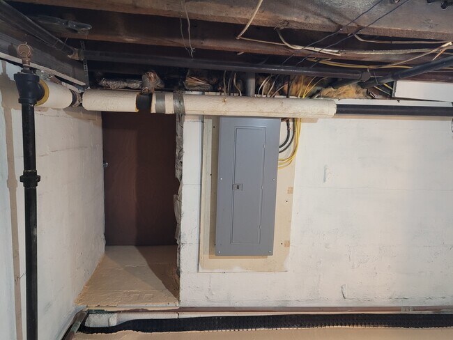 Building Photo - 21 Cook St