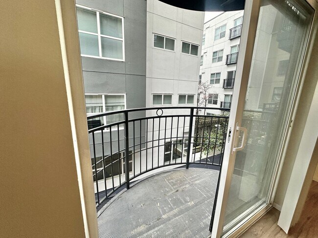 Building Photo - Beautiful condo w/garage space in desirable Belltown! Available 6/10/2026!