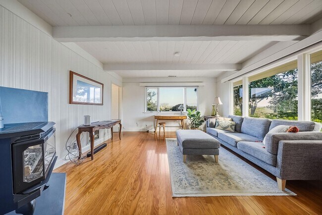 Building Photo - 724 N Refugio Rd