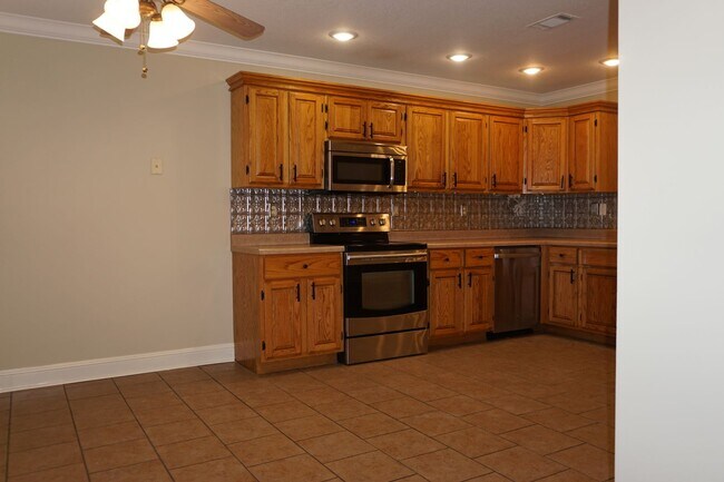 Building Photo - 4 Bed 2 Bath two car garage  Home