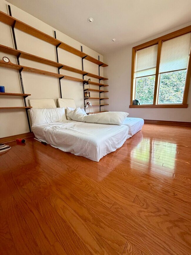 Building Photo - Stunning 4-Bedroom Home Nestled in Spruce Hill! Available in Mid-August!