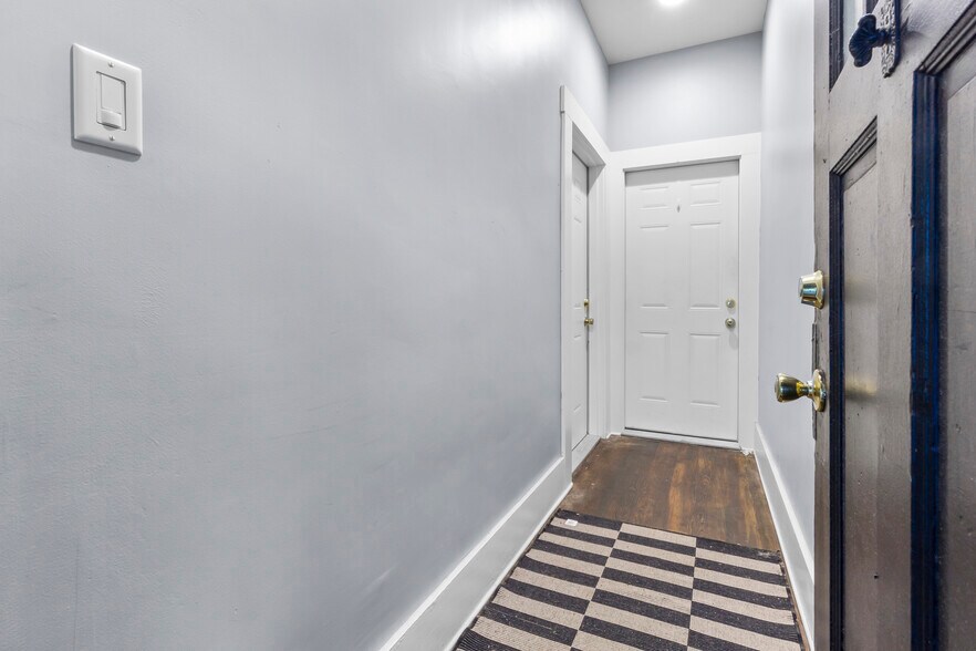 Building Photo - 1112 Clinton St