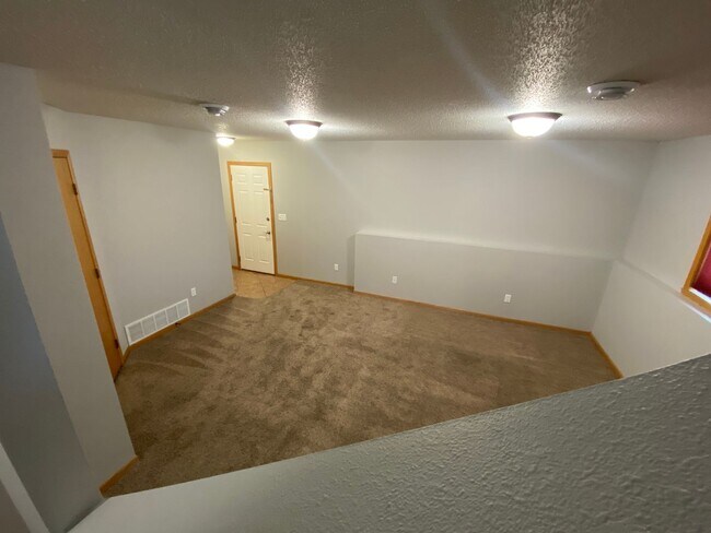 Building Photo - 3 Bedroom Twinhome near the New Sandford Hospital!!