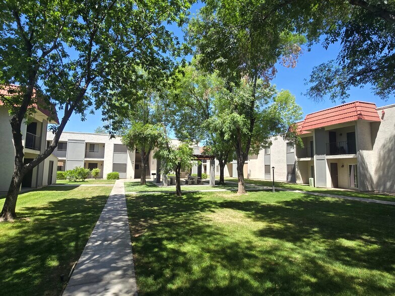 Beautiful landscaping with mature trees - Hidden Village