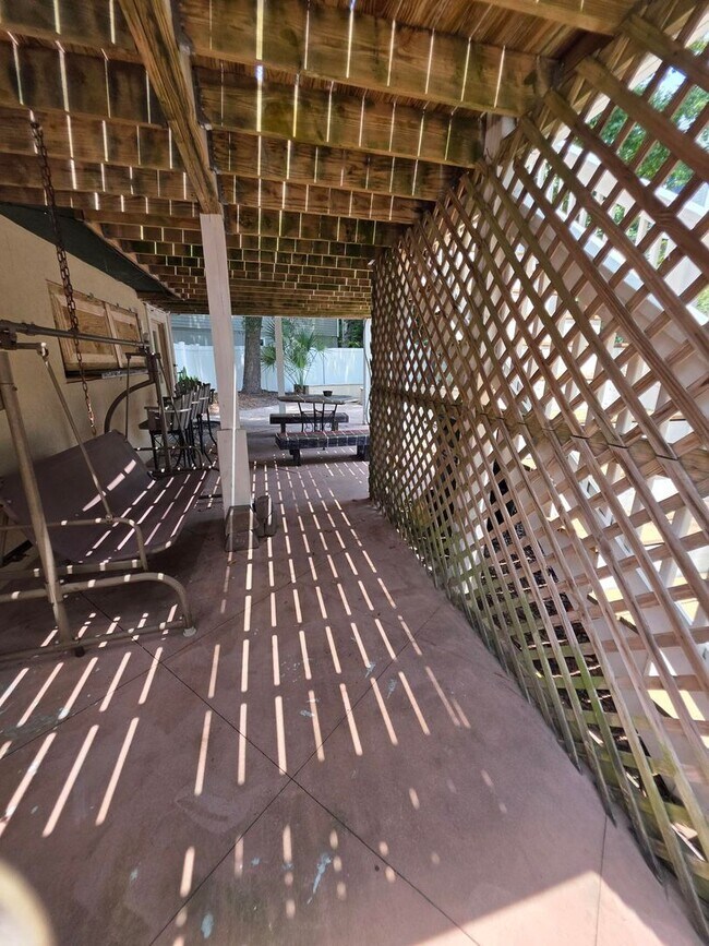 Building Photo - MID ISLAND - YATCH COVE