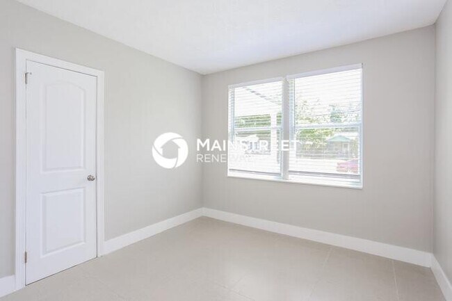 Building Photo - 3 Bedroom Pet-Friendly Home in JACKSONVILLE, FL with Main Street Renewal