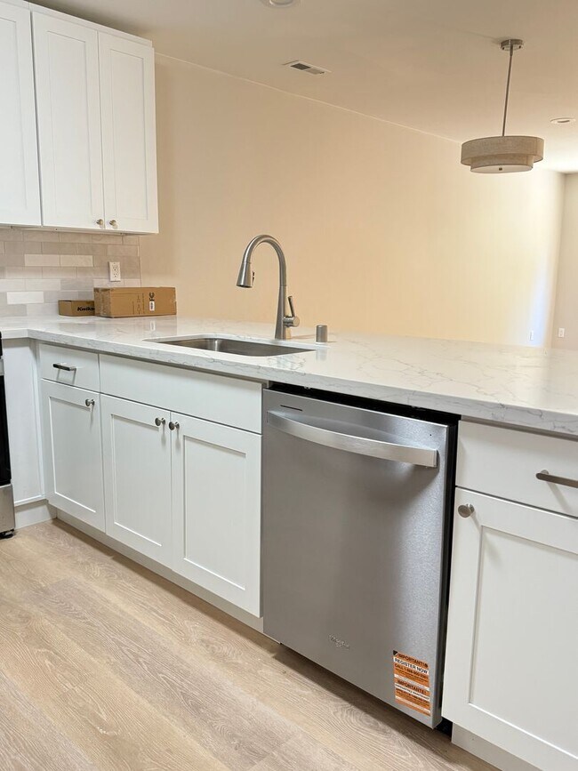 Building Photo - Fully Remodeled Silver Firs Townhome for R...