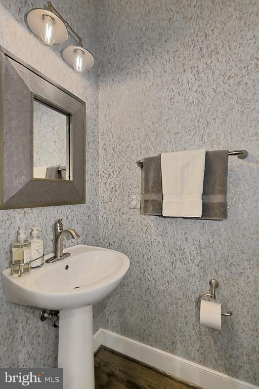 Building Photo - 1915 Main Line Blvd