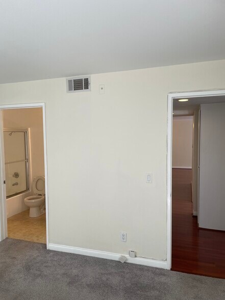 Building Photo - 5500 Owensmouth Ave