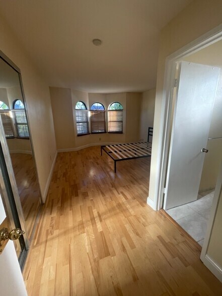 Building Photo - 832 loadstone court