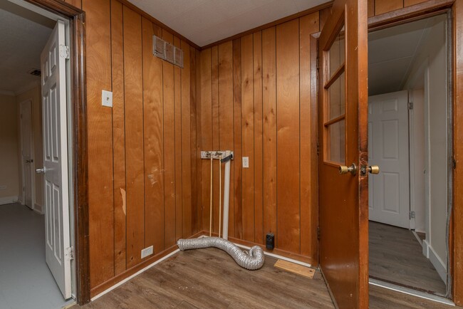 Building Photo - PRICE REDUCED- $995 - Cute 3 Bed/2 Bath Si...