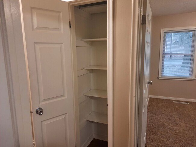 Building Photo - 3 Bedroom, 1 Bathroom Home!