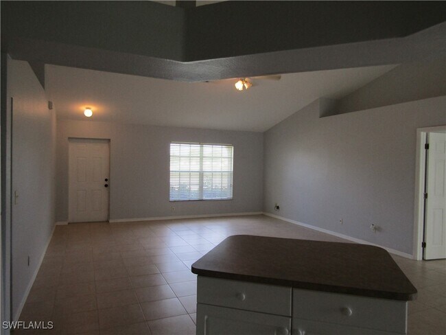 Building Photo - 1529 SW 15th Pl