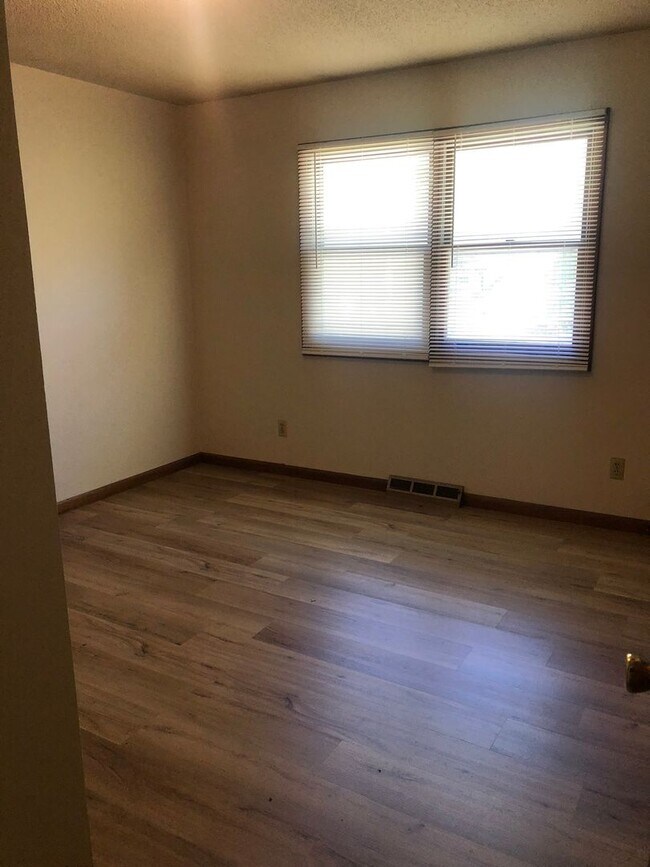 Building Photo - 1305-1305 Tracy Ln