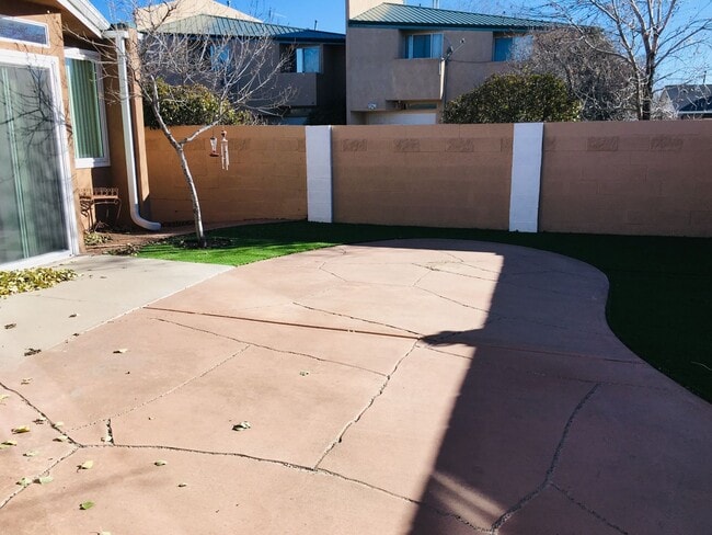 Building Photo - Very nice 2 Br house with 1 car garage