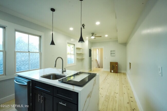 Primary Photo - 1932 Hubbard St