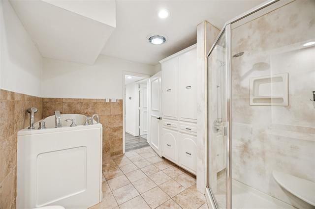 Building Photo - 1610 Lexington Dr