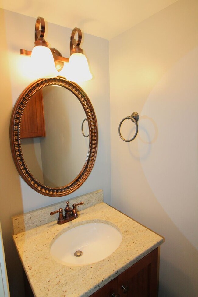Building Photo - (Coming Soon) 2 Bedroom Condo on Park Road!