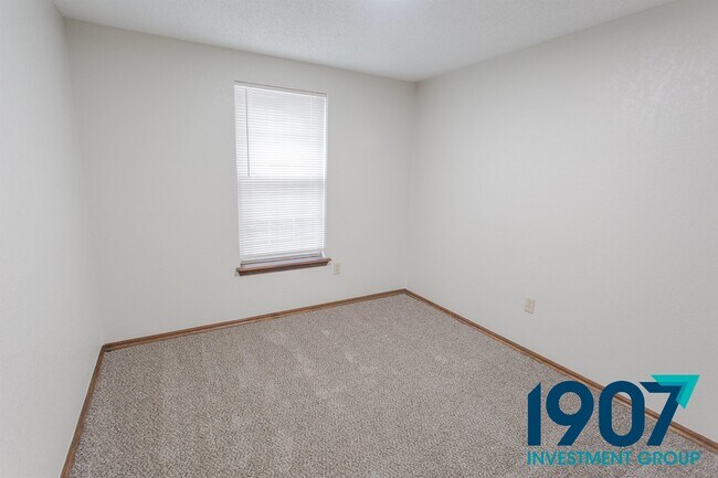 Building Photo - 2102 Briarcliff Dr