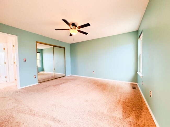 Building Photo - 4 bedroom with large backyard
