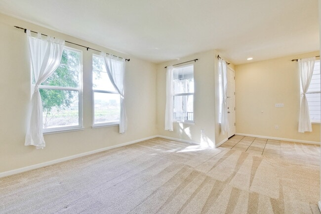 Building Photo - Large, Bright and Beautiful 3BR/2.5BA/2,195sf home in great condition!