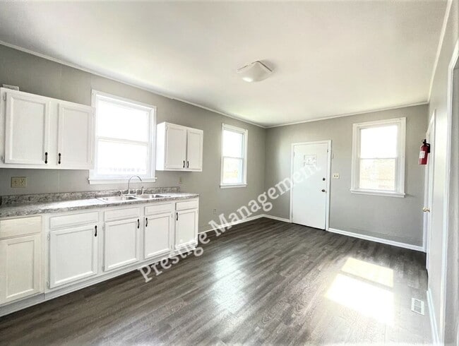 Building Photo - Large Renovated 3 bed 2 bath Home